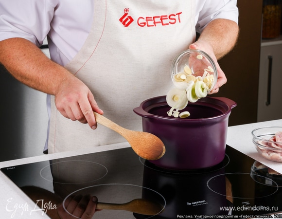 Включите варочную панель GEFEST на среднюю мощность. В большую кастрюлю поместите куриные бедра, лук-порей, имбирь и чеснок.