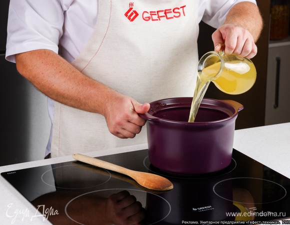 Влейте в кастрюлю бульон. Доведите до кипения и варите 15 минут.