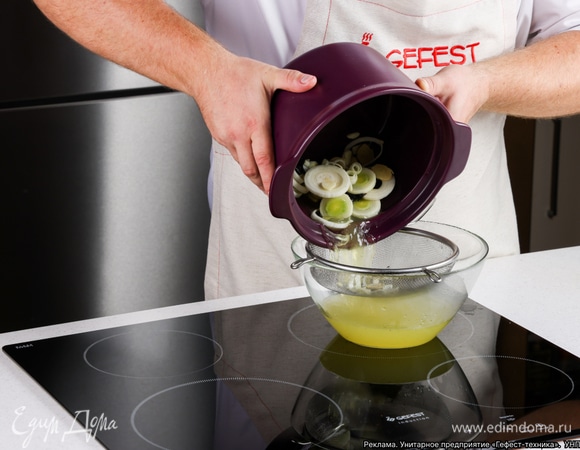 Затем достаньте мясо и уберите его в сторону, а бульон процедите через сито.