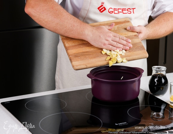 Измельчите оставшийся имбирь и зубчик чеснока. Переложите нарезку в чистую посуду, влейте соевый соус и мирин. Прогрейте все в течение 5 минут.