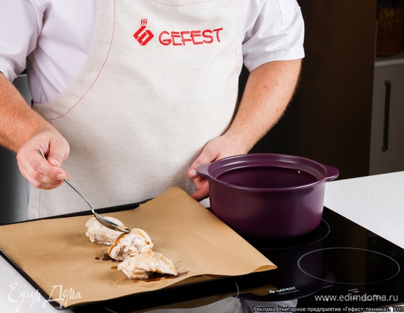 Курицу выложите на противень, застеленный пергаментом. Полейте мясо небольшим количеством соуса.