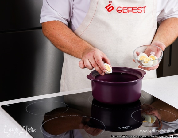 Тем временем отварите куриные яйца вкрутую, очистите их и поместите в оставшуюся часть соуса. Такие яйца можно приготовить заранее и хранить в холодильнике.