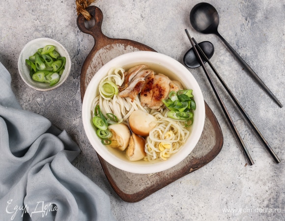 Соберите рамен. В миску выложите готовую лапшу, нарезанную курицу, яйца, соевые ростки и зелень. Залейте все бульоном и подавайте. Приятного аппетита!