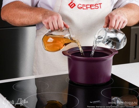 Включите варочную панель GEFEST на минимальную мощность. Смешайте в кастрюле виноградный сок и воду.