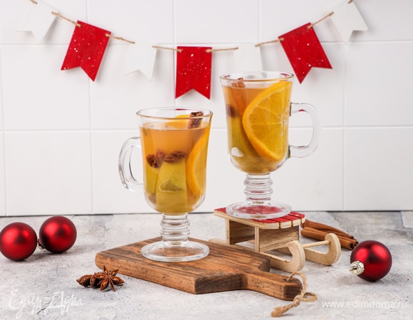 Нагрейте смесь до первых пузырьков, затем снимите с огня, накройте крышкой и дайте настояться 5 минут. Разлейте глинтвейн по бокалам и подавайте.