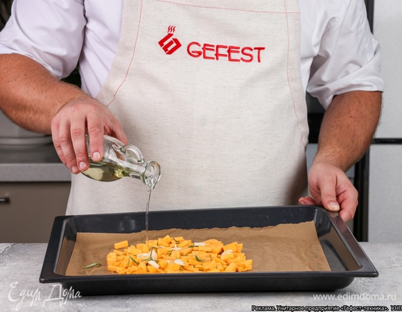 Застелите противень пергаментом и выложите на него нарезку, сбрызните растительным маслом и посыпьте листиками розмарина.