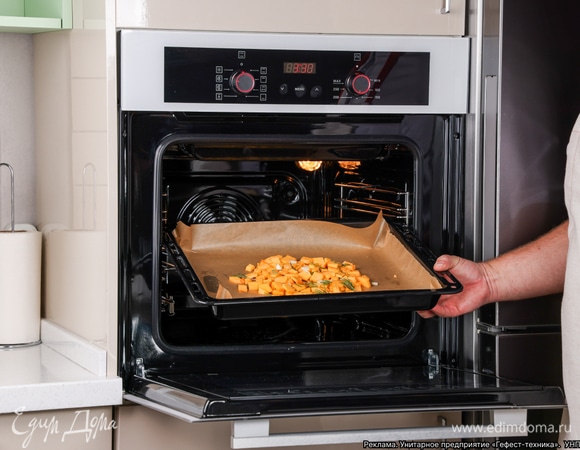 Запекайте тыкву в духовом шкафу GEFEST при 180°С до мягкости.