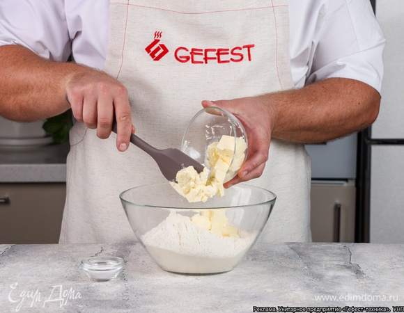 Просейте муку, перемешайте ее с солью. Добавьте сливочное масло, нарезанное кубиками.