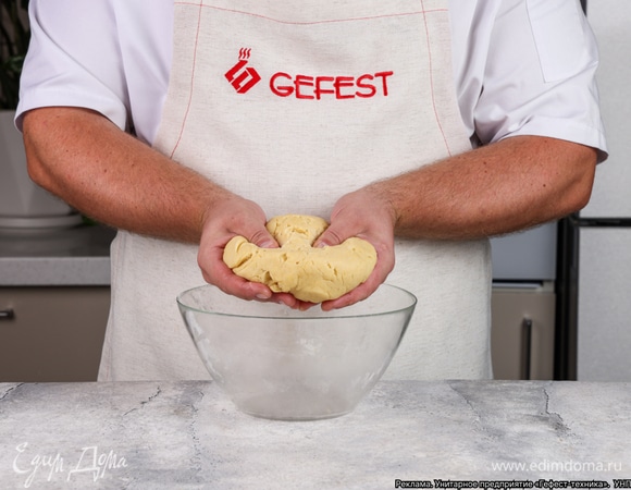 Сформируйте из теста шар, заверните в пленку и уберите в холодильник на 30 минут.