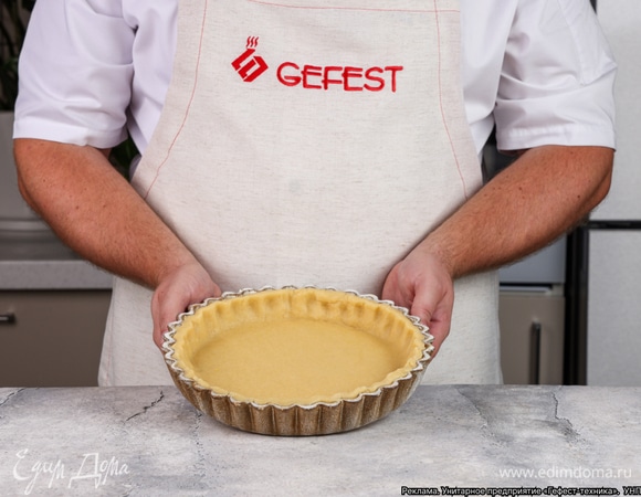 Раскатайте тесто и положите его в форму. Сделайте бортики высотой 2,5 см.