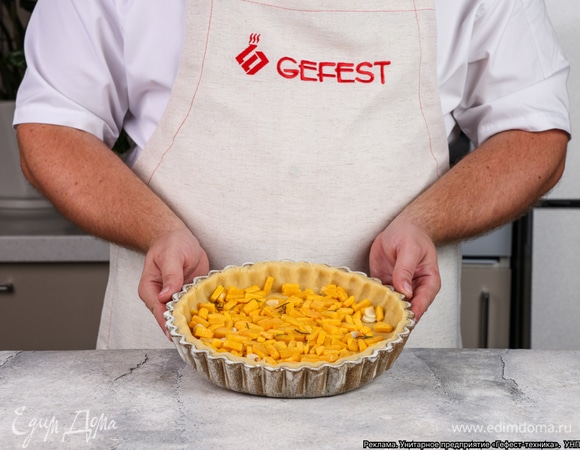 Выложите на тесто тыкву, запеченную с чесноком.