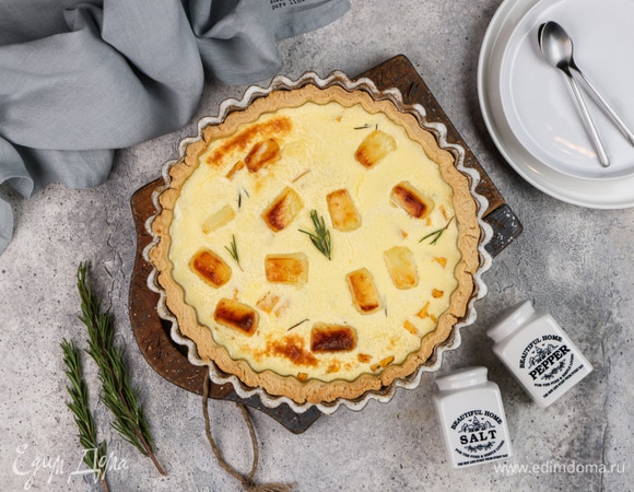 Готовый пирог подавайте в горячем или холодном виде. Приятного аппетита!