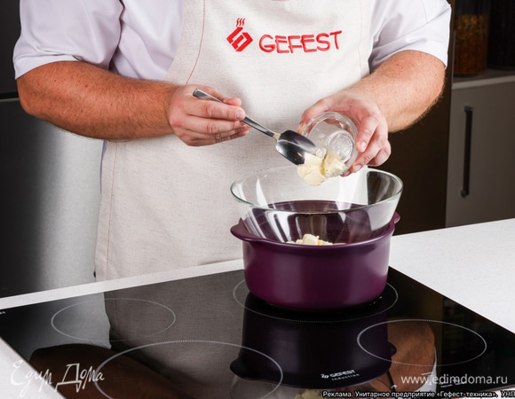 Включите варочную панель GEFEST, поставьте минимальный нагрев и растопите сливочное масло на водяной бане.