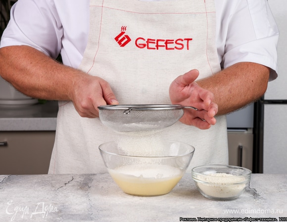 Смешайте яйцо, растопленное сливочное масло, сметану, разрыхлитель, сахар и соль. Просейте два вида муки и замесите тесто.