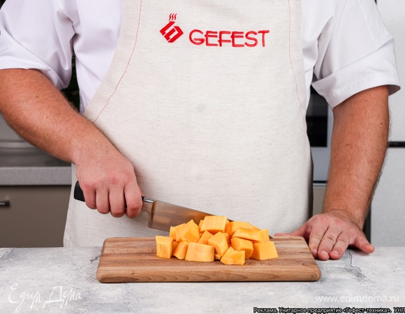 Приготовьте начинку, пока тесто охлаждается. Очистите тыкву и удалите из нее семечки. Нарежьте мякоть на одинаковые кусочки.