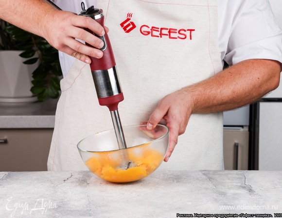 Откиньте тыкву на дуршлаг. Переложите кусочки в глубокую миску и превратите в пюре с помощью блендера.