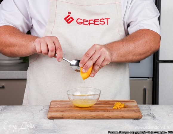 Выжмите из апельсина сок, а кожуру натрите на терке.