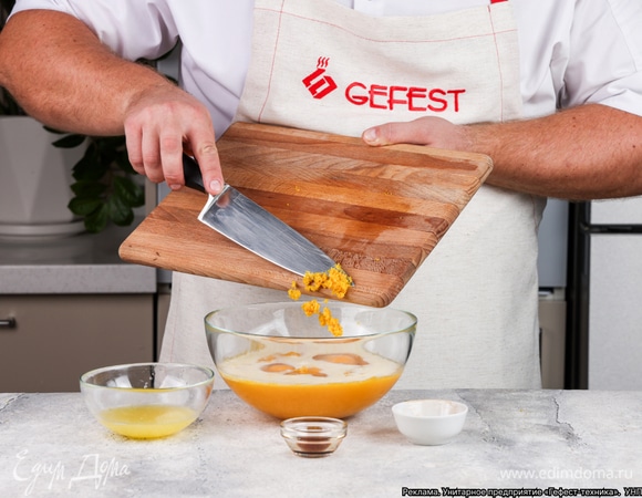 В чистой миске смешайте остывшее тыквенное пюре, яйца для начинки, цедру и сок апельсина, молоко, кукурузный крахмал, сахар, корицу и ванилин. Взбейте все погружным блендером до однородности.<br />
 