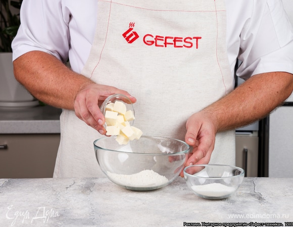 Приготовьте посыпку. В чистой миске смешайте кубики охлажденного сливочного масла, муку и сахар. Превратите все в крошку.