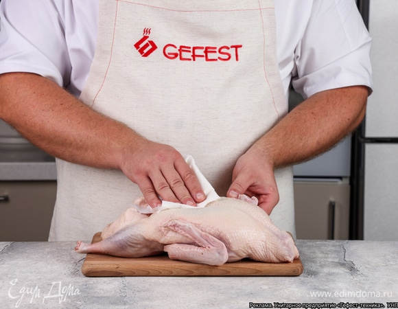 Утку промокните бумажными полотенцами.