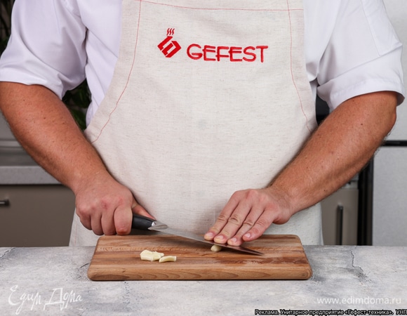 Очистите чеснок и мелко нарежьте.