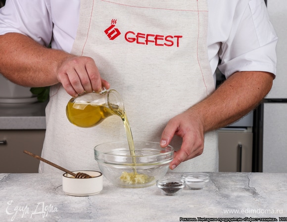 Смешайте измельченный чеснок с медом, растительным маслом, солью и перцем.