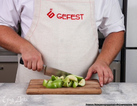 У яблок удалите сердцевину, нарежьте плоды дольками.