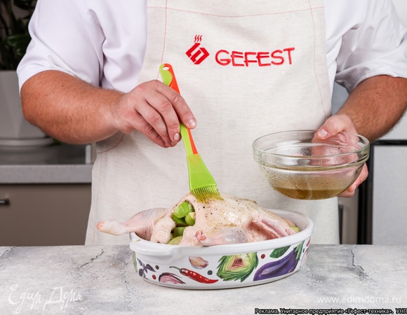 Смажьте птицу пряной медовой смесью.