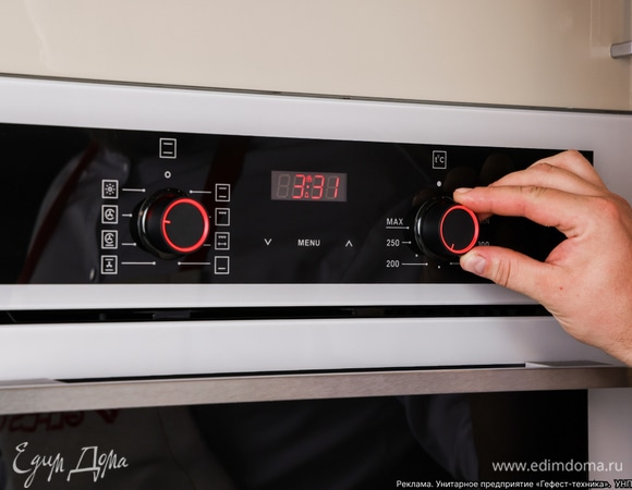 Через 30 минут снизьте нагрев до 180°С и запекайте утку еще 90 минут. Каждые 20–30 минут поливайте тушку образовавшимся соком.