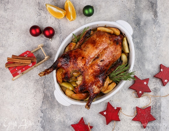 Готовую утку сразу подавайте к столу. Приятного аппетита!