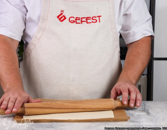 Разморозьте слоеное тесто и раскатайте в пласт.