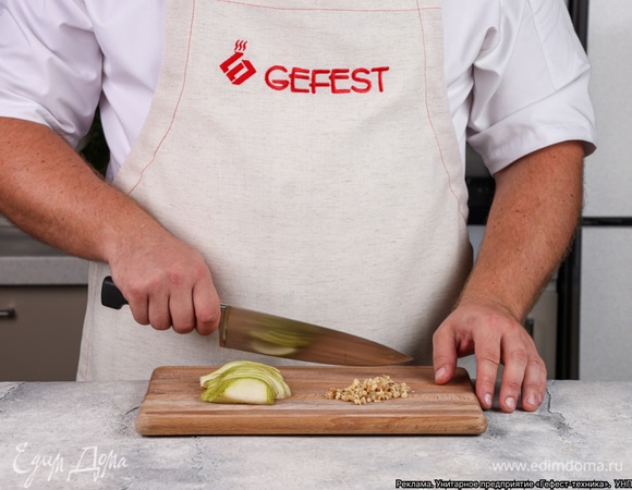 Нарежьте груши слайсами, измельчите ножом орехи.