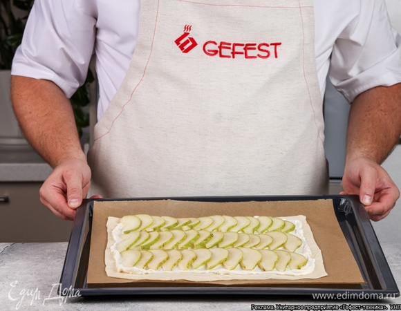 Равномерно разложите слайсы груши, сверху — немного горгонзолы.