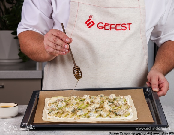 Посыпьте заготовку орехами и украсьте листиками тимьяна, приправьте тарт солью и полейте медом.