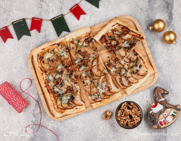 Готовый тарт произвольно нарежьте и подавайте к столу. Приятного аппетита!