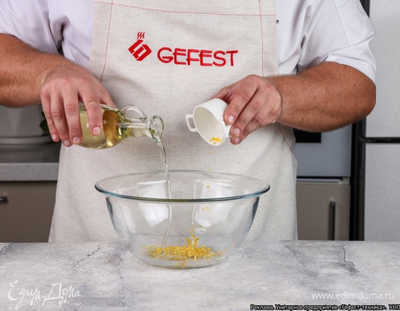 Смешайте цедру апельсина с растительным маслом.