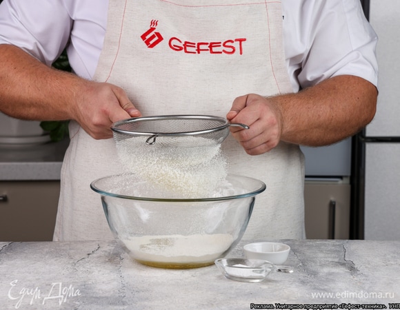 Просейте к маслу муку, добавьте соду и корицу.