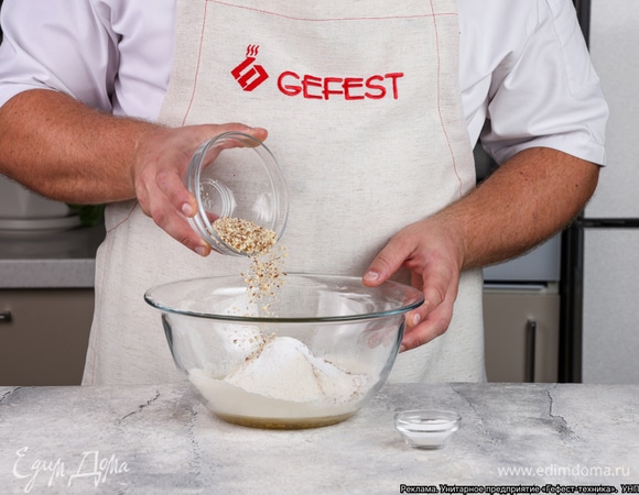 Измельчите миндаль и соедините его с мучной смесью, всыпьте соль и перемешайте.