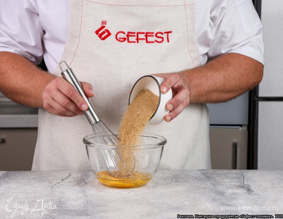 В чистой миске взбейте яйца с сахаром. Масса должна стать светлой и немного увеличиться в объеме.