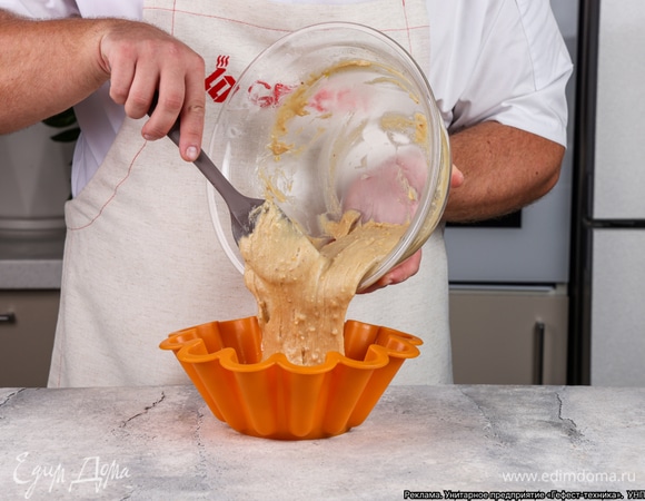 Соедините мучную смесь с яичной. Переложите тесто в форму для выпечки.