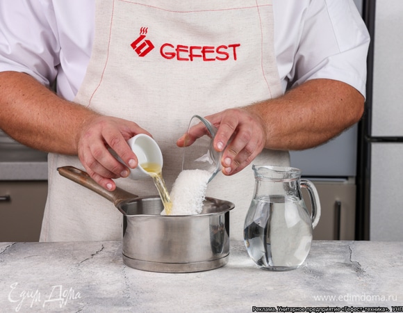 Пока выпекается кекс, сделайте пропитку. Соедините в сотейнике воду, апельсиновый сок и сахар. Доведите смесь до кипения на варочной панели GEFEST и дайте ей остыть.