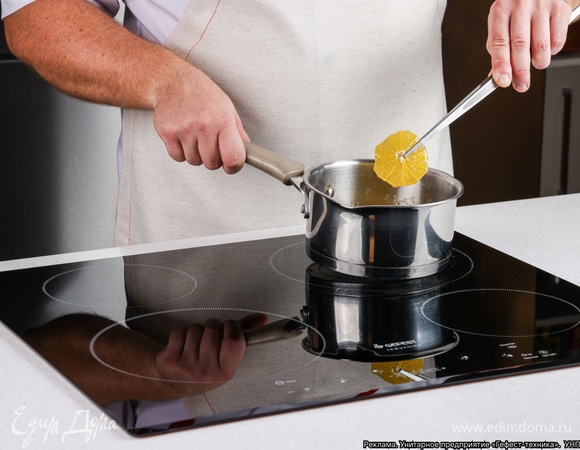 Поставьте сотейник на варочную панель GEFEST и дождитесь закипания сиропа. Добавьте кружочки апельсинов и снова дождитесь закипания. Проварите апельсины в сиропе 30–35 минут на среднем огне.