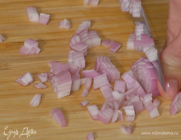 Шалот и чеснок почистить и мелко порубить.