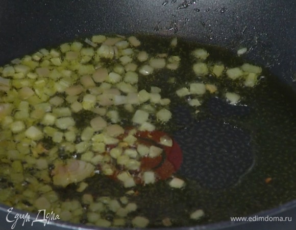 Разогреть глубоком сотейнике оливковое масло и обжарить лук и чеснок.