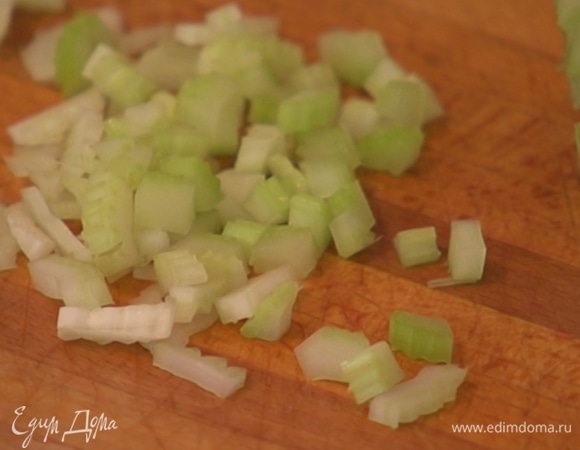 Стебель сельдерея мелко нарезать.
