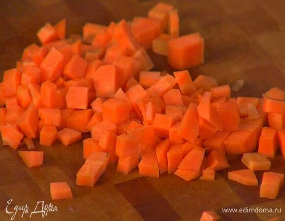 Морковь почистить, нарезать маленькими кубиками.