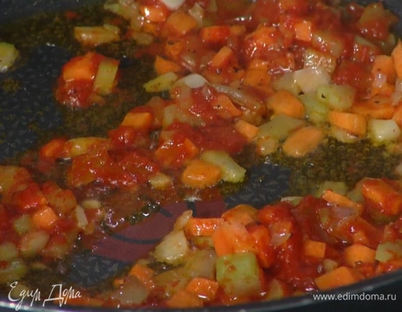 Выложить сельдерей и морковь в сотейник с луком и чесноком, добавить томатную пасту, все слегка посолить, поперчить и перемешать.