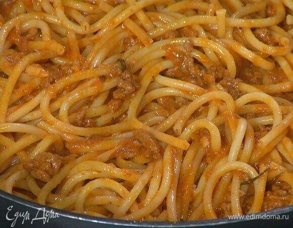 Макароны отварить в подсоленной воде до готовности, затем выложить в сковороду с соусом и перемешать.