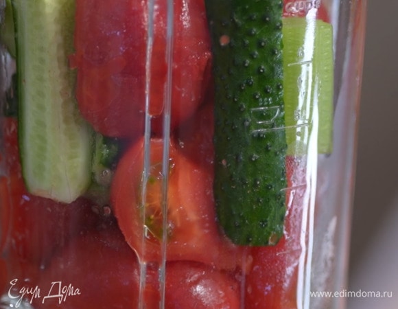 Огурцы крупно порезать.