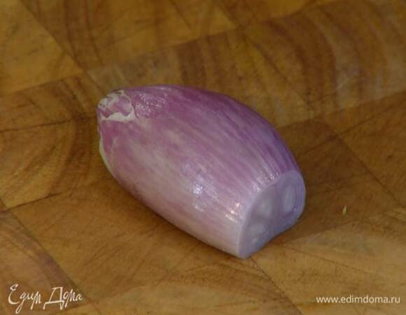  Шалот и чеснок почистить и разрезать пополам.